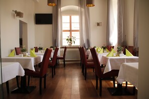 Daily self-serve breakfast (EUR 7.50 per person) - Micha'S Hotelbetriebe – Hotel Am Markt (Oebisfelde)
