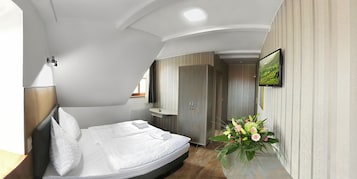 Quarto casal econômico de uso individual | Escrivaninha, camas extras/dobráveis (sobretaxa), Wi-Fi de cortesia
