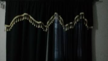 Huone, esteetön | Työpöytä, pimennysverhot, ilmainen Wi-Fi, vuodevaatteet