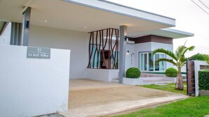 A modern house with a covered entrance, a sign reading "Le leaf Valley," and a well-maintained lawn. - L.A. Pool Villa Huahin (Hua Hin)