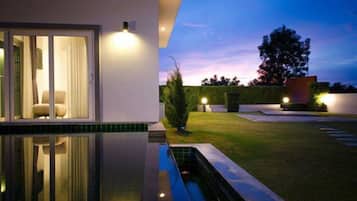 3-Bedroom Villa with Private Pool | Teras/patio