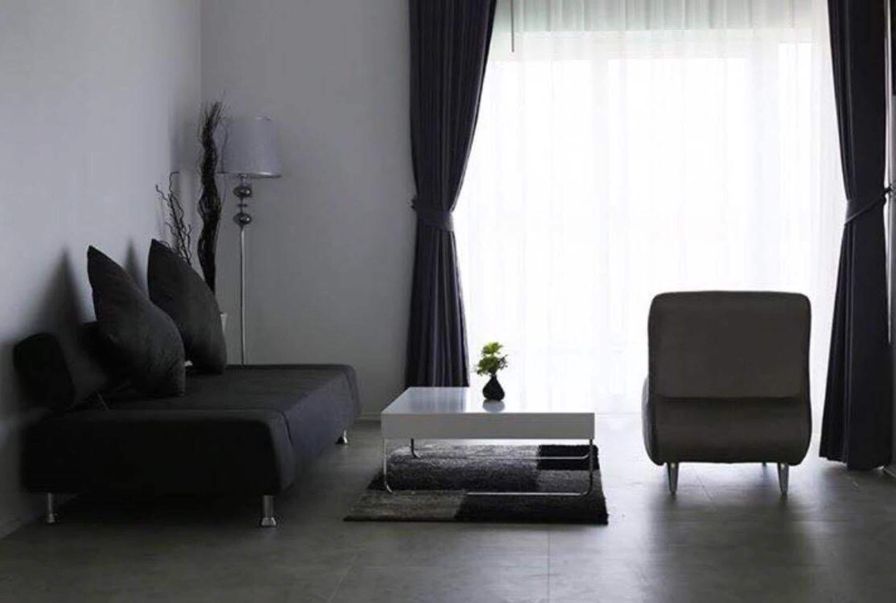Ein modernes Wohnzimmer mit einer Couch, einem Couchtisch und einem Sessel.