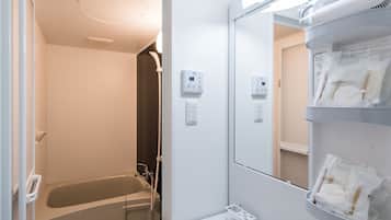 Separate bathtub and shower, deep-soaking bathtub, free toiletries