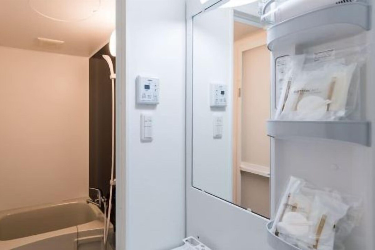Separate tub and shower, deep soaking tub, free toiletries, hair dryer