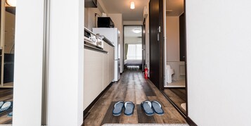 Escritorio, espacio para trabajar con laptop y wifi gratis