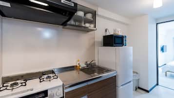 雪櫃、微波爐、電熱水壺、廚房用具/餐具/器皿