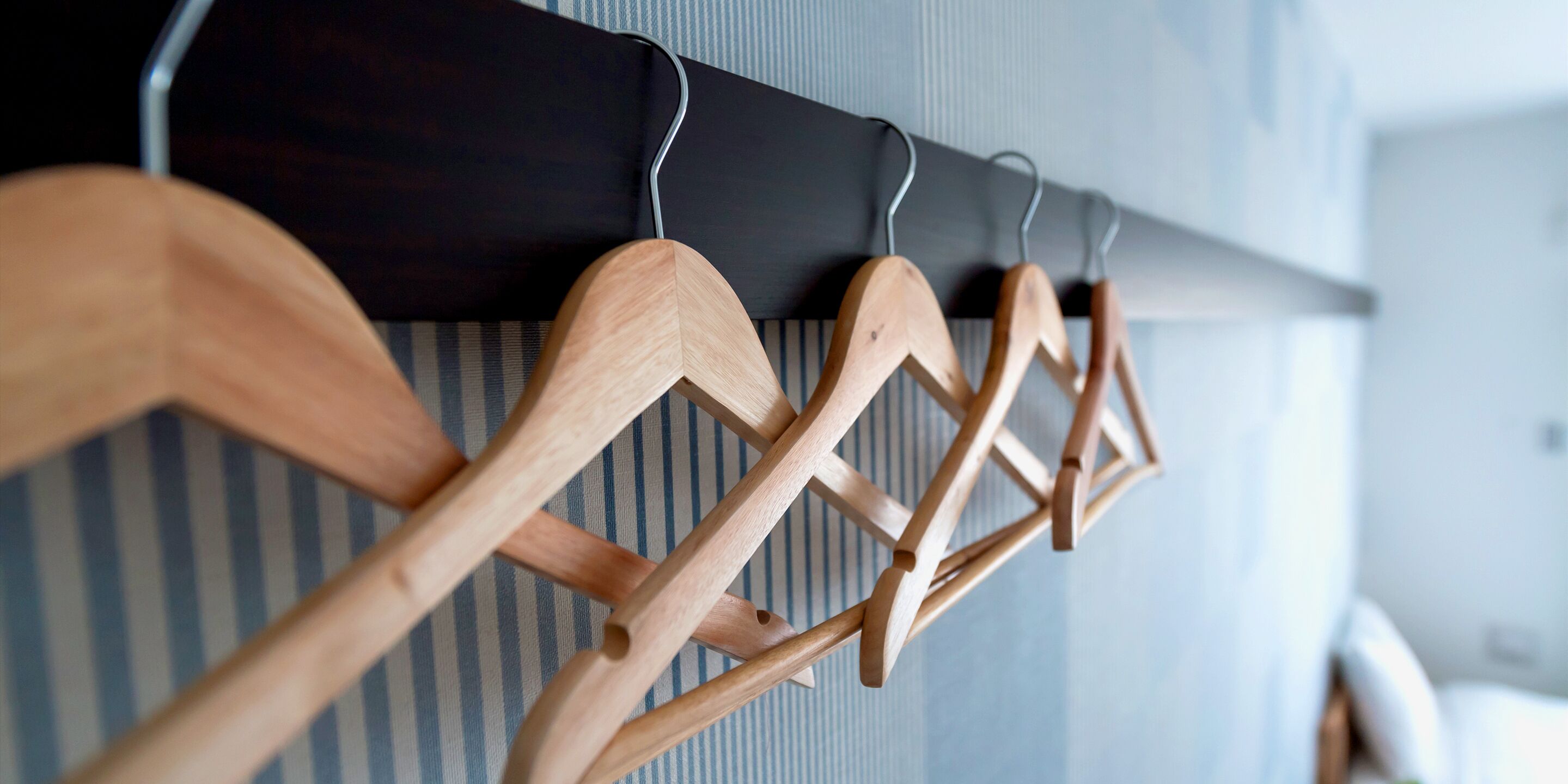 Perchas de madera en un perchero de pared.
