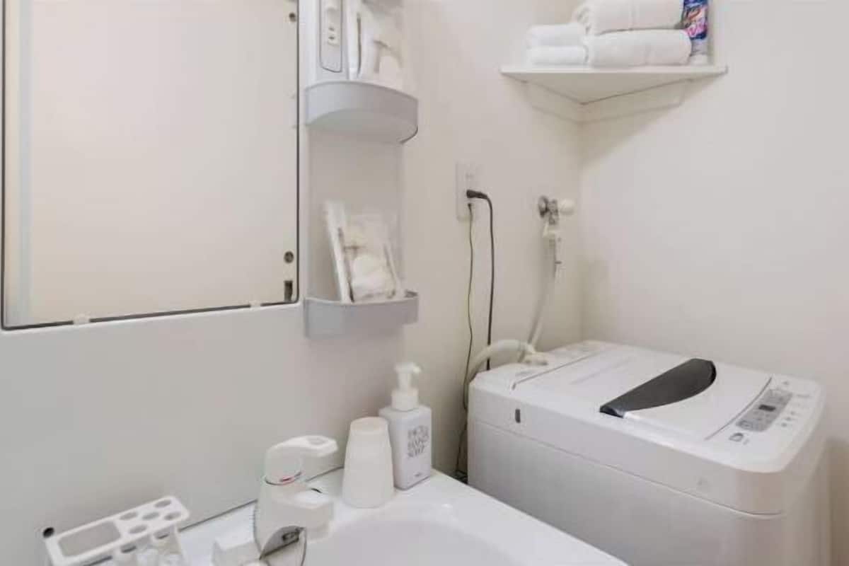 Tina y regadera independientes y tina profunda