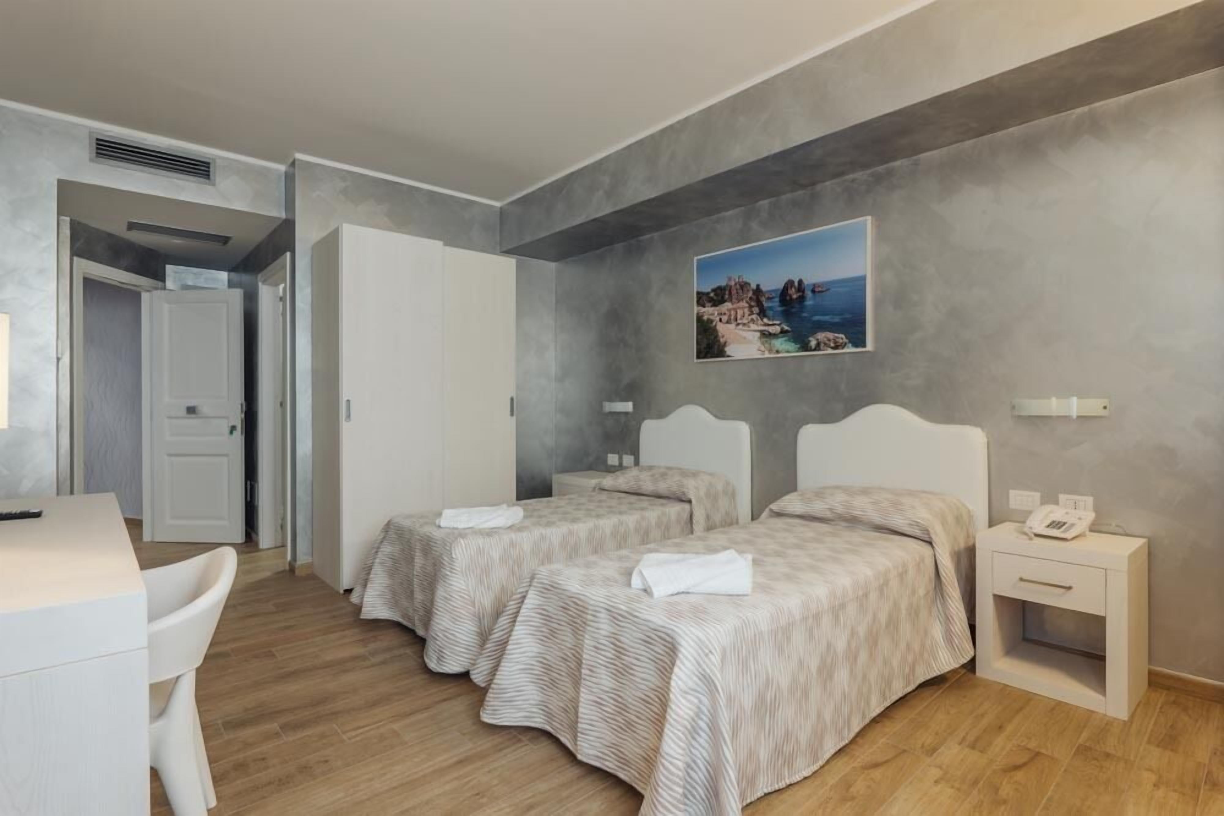 Premium bedding, in-room safe, individually decorated