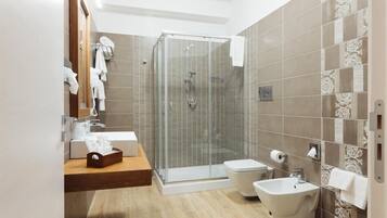 Ducha, artículos de higiene personal gratuitos y secador de pelo