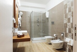 Shower, free toiletries, hair dryer, bathrobes - Le Vele di Balestrate (Balestrate)