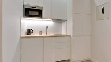 Suite estudio Confort, 1 habitación, cocina básica | Cocina básica privada | Frigorífico grande, horno, placa de cocina y hervidor eléctrico