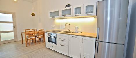 Perussviitti, 1 makuuhuone, tupakointi kielletty, keittiö | Yksityinen keittonurkkaus | Täysikokoinen jääkaappi, uuni, liesi, vedenkeitin