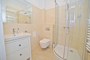 Basic Suite, 1 Bedroom, Kitchenette | Bathroom | Shower, hair dryer, towels, toilet paper - Laguna Centrum Apartments (Sopot)