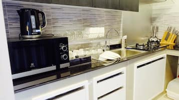 3-Bedroom Pool Villa  | Privat køkken | Køleskab/fryser i fuld størrelse, mikrobølgeovn, kogeplade, elkedel