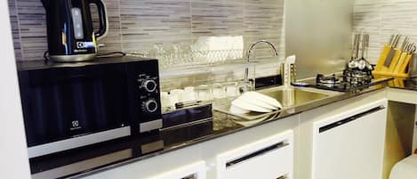 3-Bedroom Pool Villa | Cocina privada | Frigorífico grande, microondas, placa de cocina y hervidor eléctrico