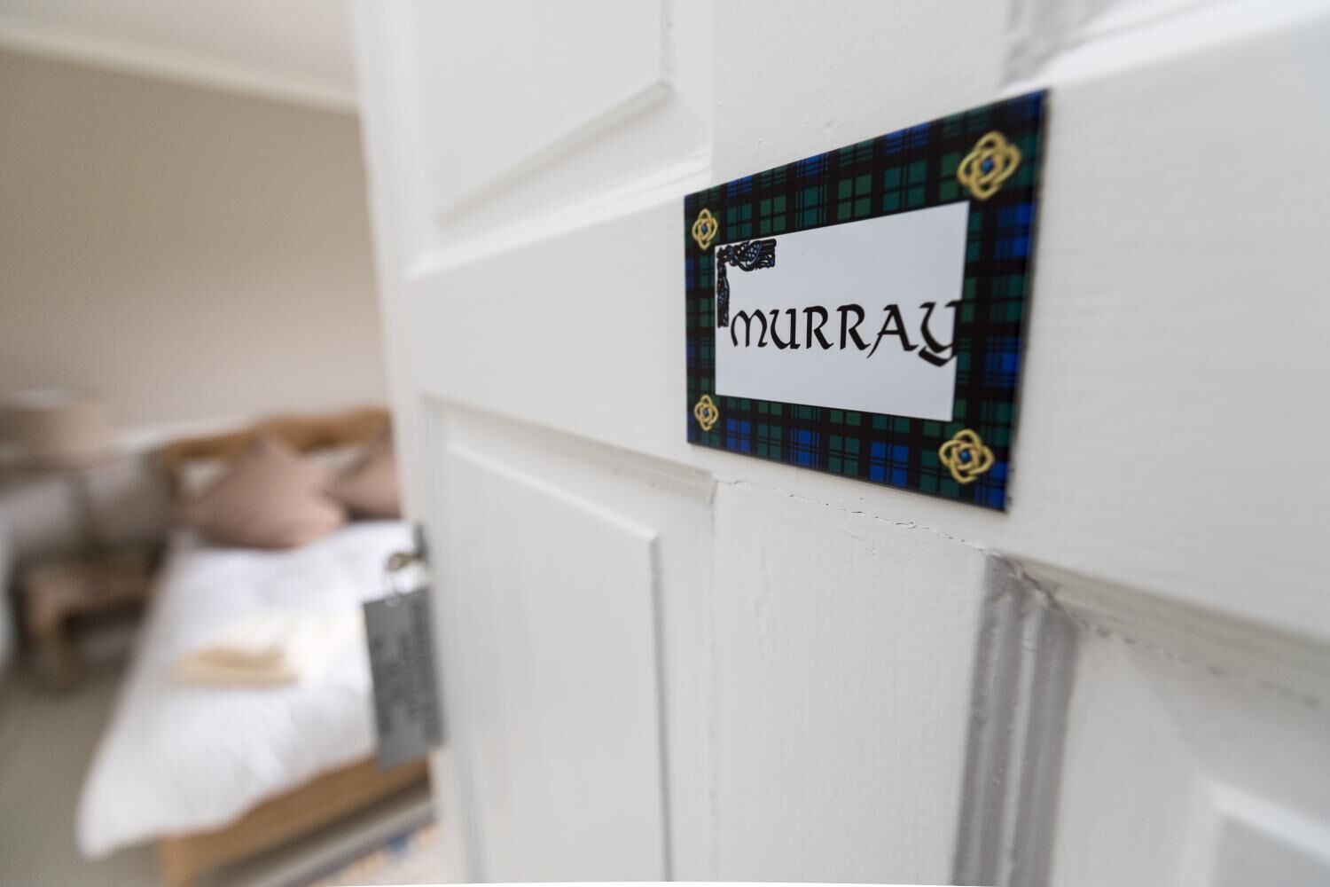 Una puerta con un letrero que dice “MURRAH” y una decoración ornamental.