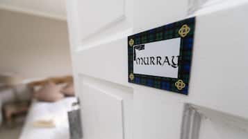 Una puerta con un letrero que dice “MURRAH” y una decoración ornamental.