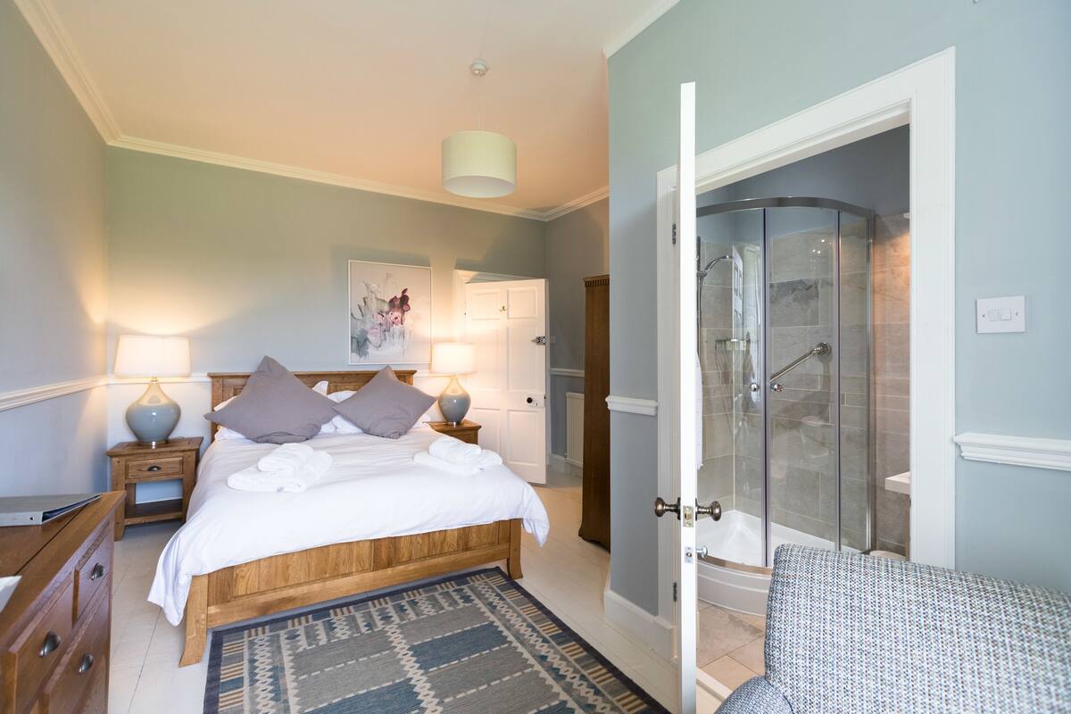 Deluxe Double Room (Hamilton) | 1 bedroom, premium bedding, desk, blackout drapes