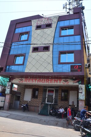 Un edificio con un letrero que dice "HOTEL SHIVAY" y un letrero de restaurante debajo.
