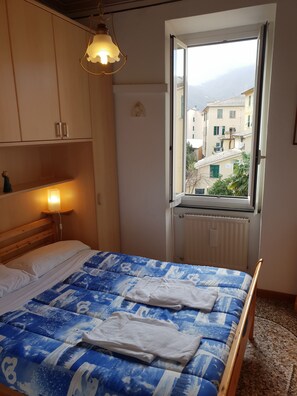 Leilighet, 1 soverom | Safe på rommet, skrivebord, strykejern/-brett og wi-fi (inkludert)