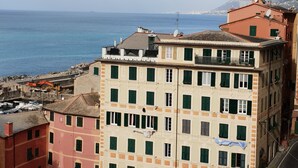 A multi-story building with balconies overlooking a coastal area. - House Camogli (Camogli)