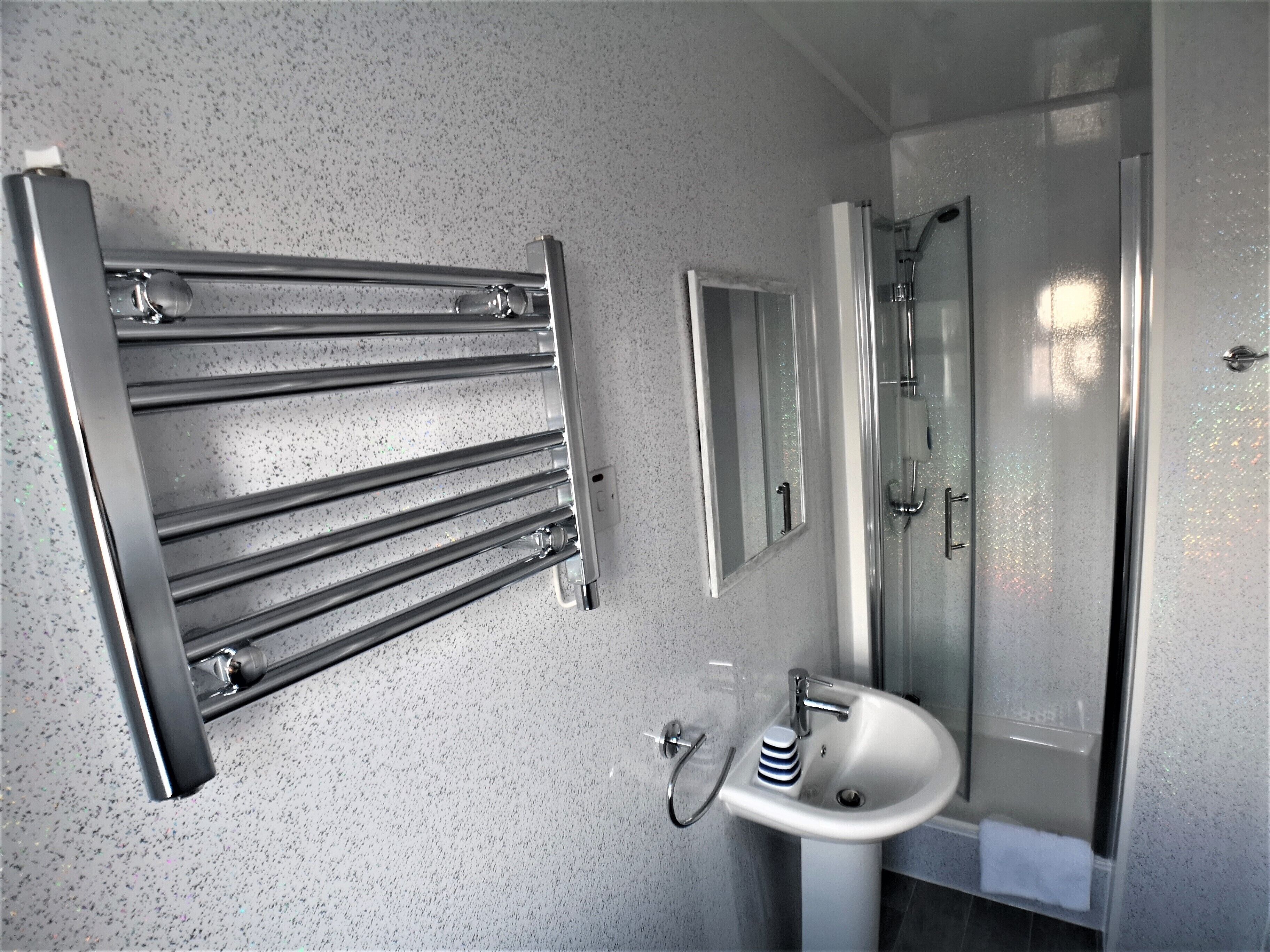 triple room, ensuite | bathroom | hair dryer, towels, soap, shampoo