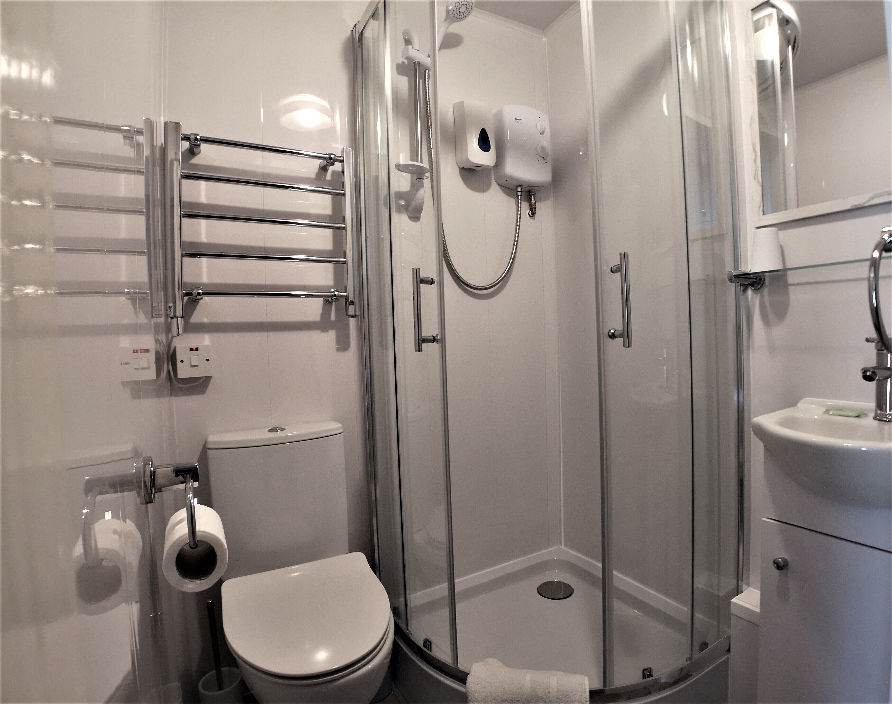Chambre avec lits jumeaux, salle de bains attenante | Douche de la salle de bain