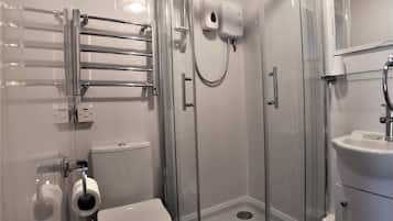 Chambre avec lits jumeaux, salle de bains attenante | Douche de la salle de bain