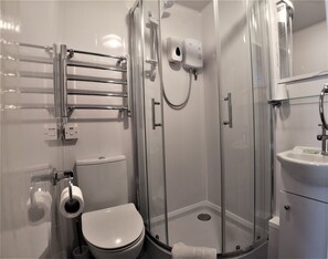 Habitación con 2 camas individuales, baño privado | Ducha del cuarto de baño