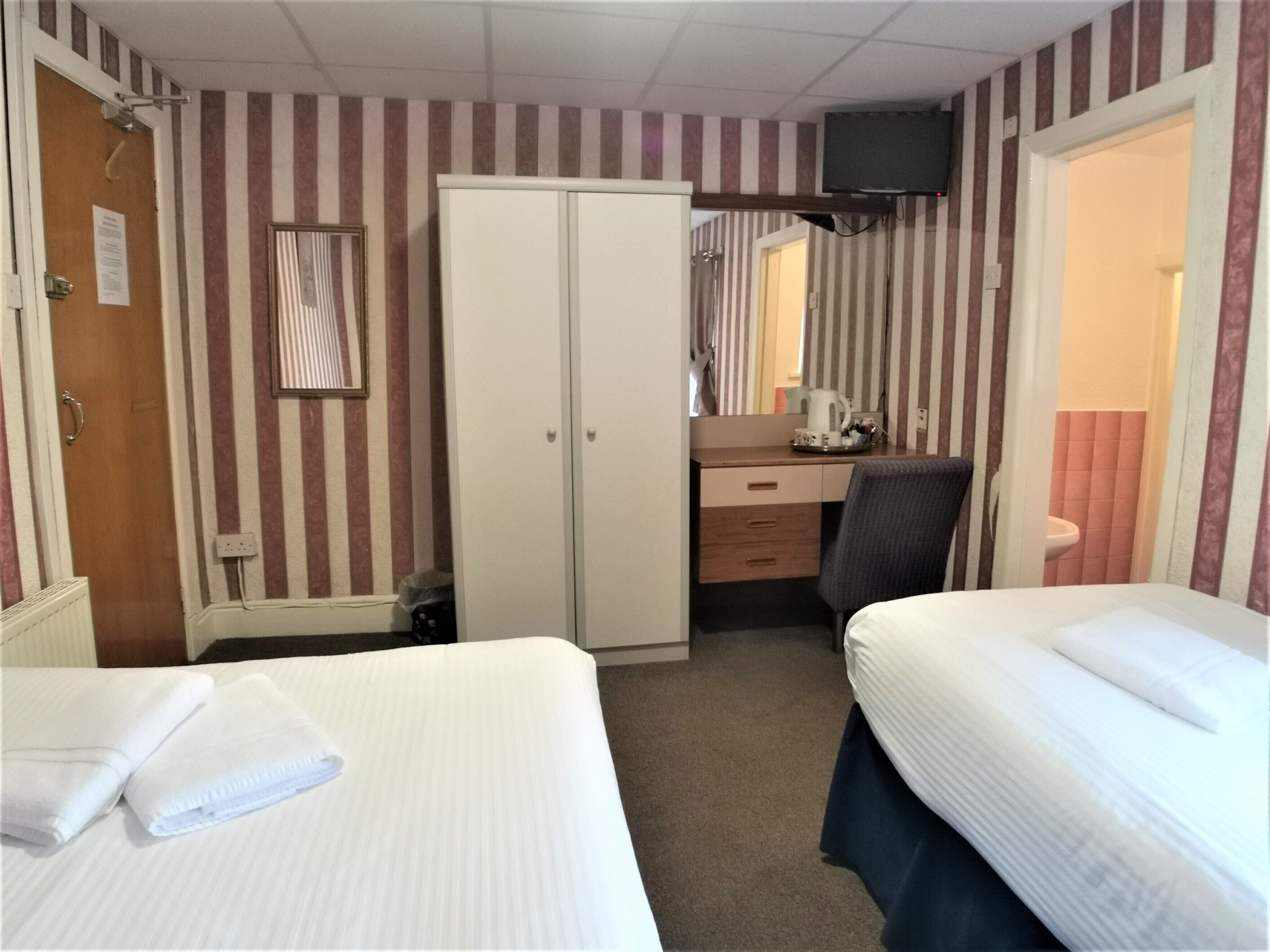 standard triple room, ensuite | free wifi, bed sheets