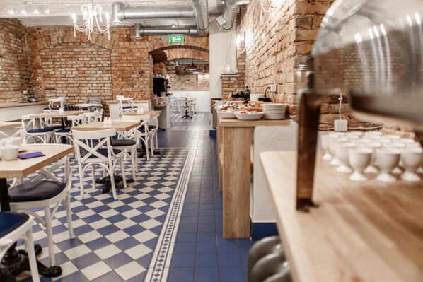 每日供应自助式早餐(每人 EUR 13)