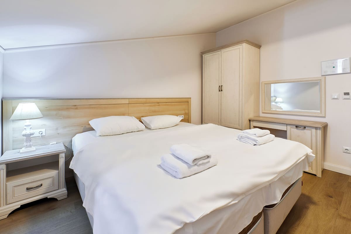 Double or Twin Room | 1 bilik tidur, peralatan tempat tidur premium, bar mini