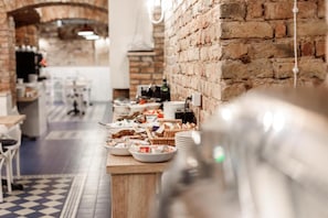 Petit déjeuner buffet (13 EUR par personne)