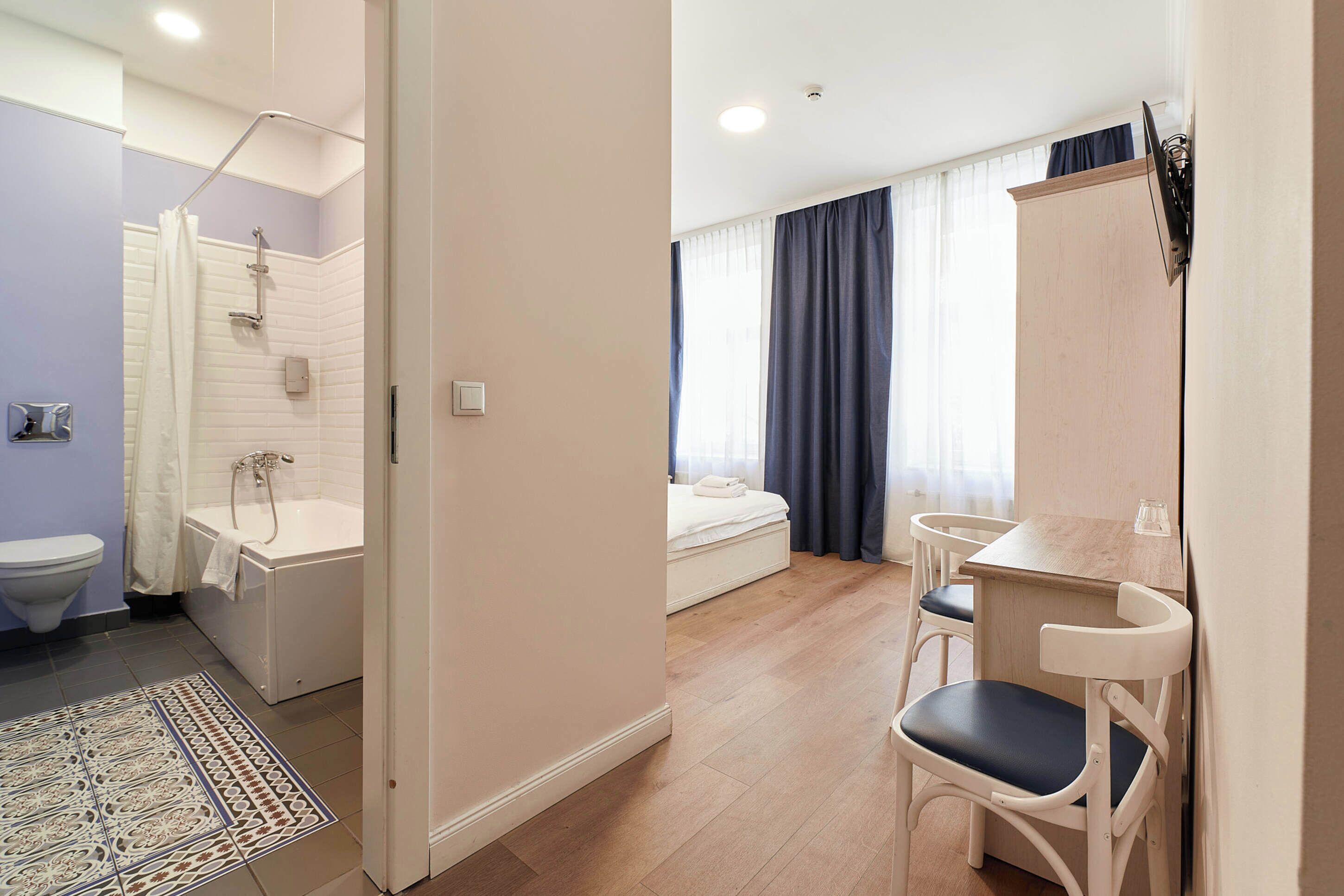 双人房或双床房 | 高档床上用品、迷你吧、客房内保险箱、办公桌