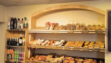 Petit déjeuner continental servi tous les jours en supplément