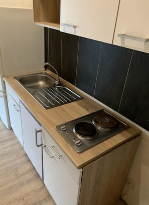 Doppelzimmer | Eigene Küche | Kühlschrank, Herdplatte, Kaffeemühle, Kochgeschirr/Geschirr/Besteck