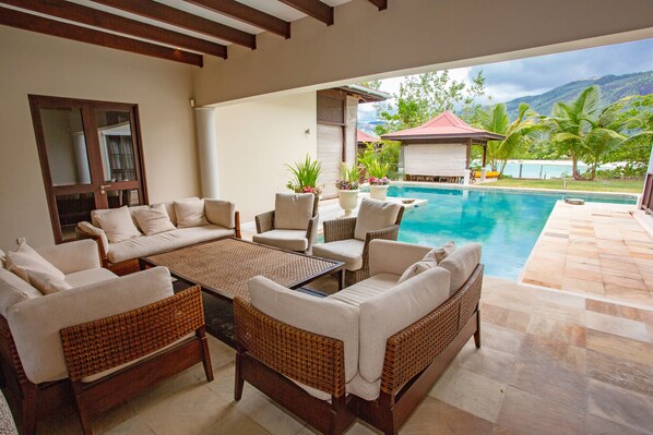 Huvila, 3 makuuhuonetta, sauna, uima-altaan luona | Näkymä sisäpihalle