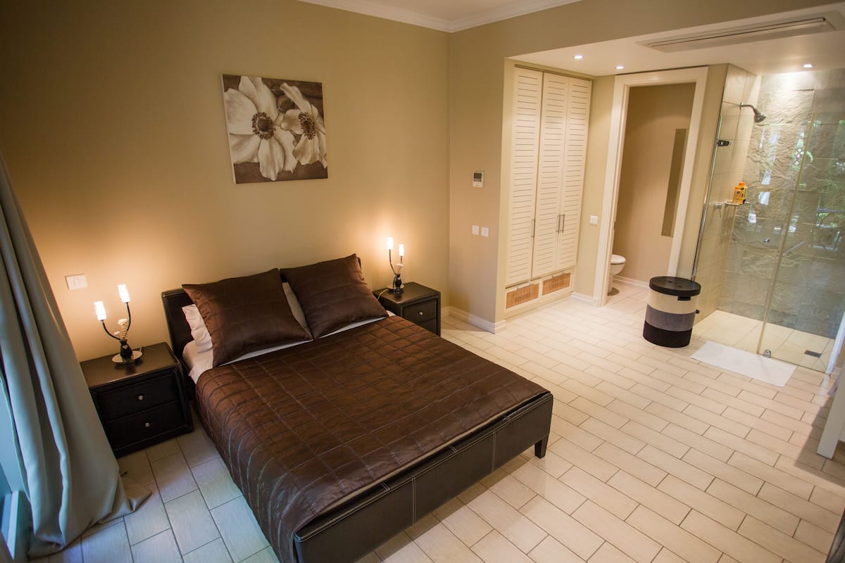 Premium bedding, in-room safe, iron/ironing board, free WiFi