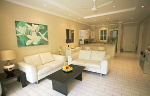 Huoneisto, 2 makuuhuonetta, rannalla | Oleskelualue | Taulutelevisio