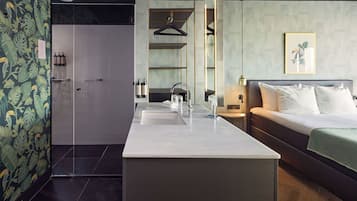 Ein modernes Badezimmer mit Dusche, Waschbecken und Spiegel.
