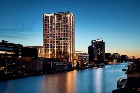 Front of property – evening/night. Van der Valk Amsterdam Amstel