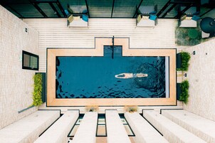 Una piscina al aire libre