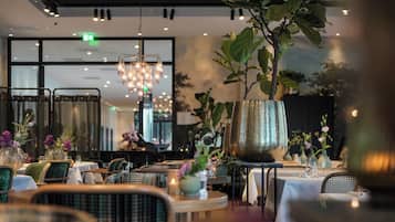 2 restaurants, breakfast, lunch, dinner served; international cuisine