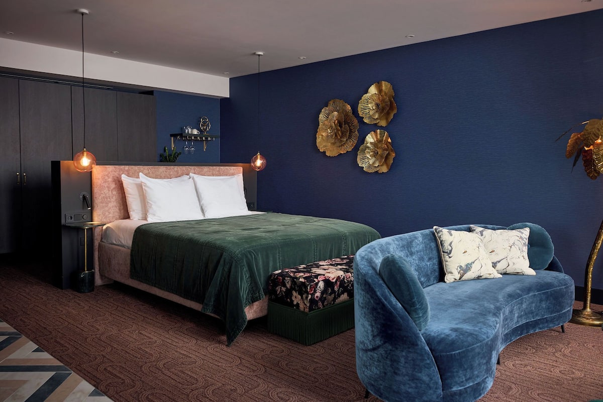 Penthouse Suite (North) | In-room safe, desk, laptop workspace, blackout drapes