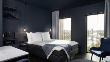 Business kamer | Een kluis op de kamer, een bureau, een laptopwerkplek