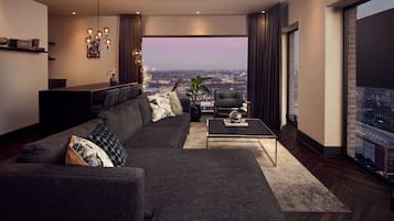 Penthouse Suite (South) | In-room safe, desk, laptop workspace, blackout drapes