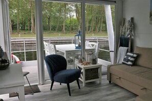 40-英寸纯平电视 (配备数码频道)、电视