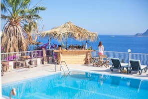 Swim-up bar