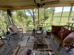 Outdoor dining - Cabin in Kentucky Horse Country (Bourbon County)